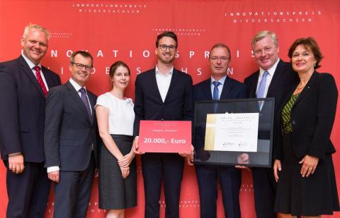 V.l.: Wissenschaftsminister Björn Thümler, Prof. Dr.-INg. Stephan Scholl (Technische Universität Braunschweig), Esther Peschel (Technische Universität Braunschweig), Lars Leipert (RITTEC Umwelttechnik GmbH), Carsten Eichert (RITTEC Umwelttechnik GmbH), Wirtschaftsminister Dr. Bernd Althusmann, Dr. Susanne Schmitt (Vorstandsvorsitzende Innovationsnetzwerk Niedersachsen) Mitglieder des revolPET-Projekts und Landesminister mit der Urkunde des Innovationspreises Niedersachsen