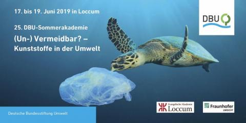 Im Hintergrund schwimmt eine Schildkröte neben einer Plastiktüte